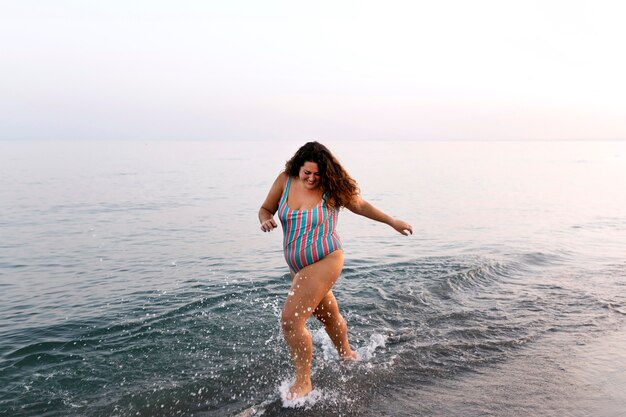 Sorglose Frau am Strand