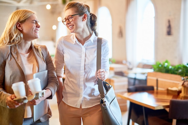 Sorglose Mädchen im Café