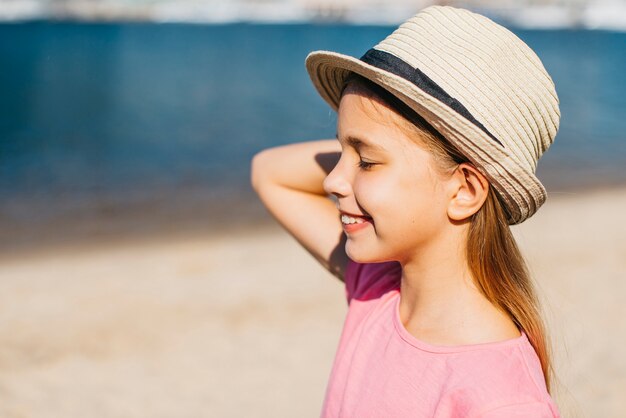 Sorgloses Mädchen im Hut Sommer genießend