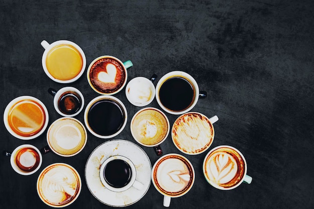 Sortierte Kaffeetassen auf einem strukturierten Hintergrund