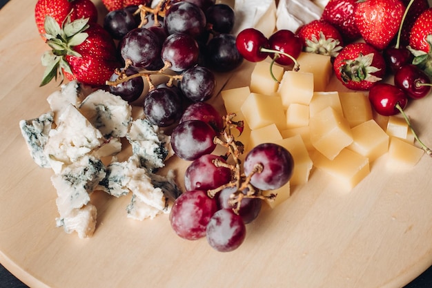 Sortierte Obst- und KäseplatteNahaufnahme einer köstlichen Lebensmittelplatte