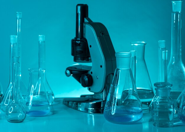 Sortiment an Glaswaren und Mikroskopen
