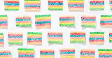 Kostenloses Foto sortiment der bunten bonbons auf weißem hintergrund