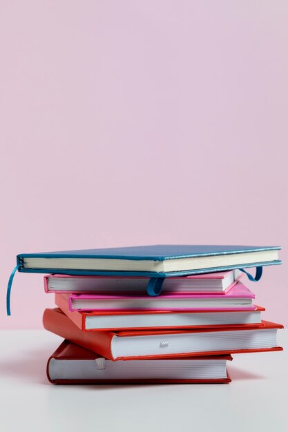 Sortiment mit Büchern und rosa Hintergrund