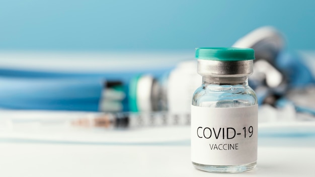 Sortiment mit Coronavirus-Impfstoffflasche
