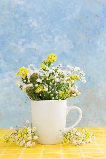 Sortiment mit schönen frühlingsblumen