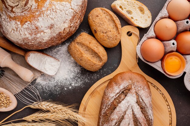 Sortiment von Brot und Eierkarton