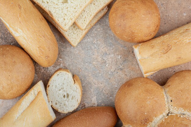 Sortiment von frischem Brot auf Marmorhintergrund