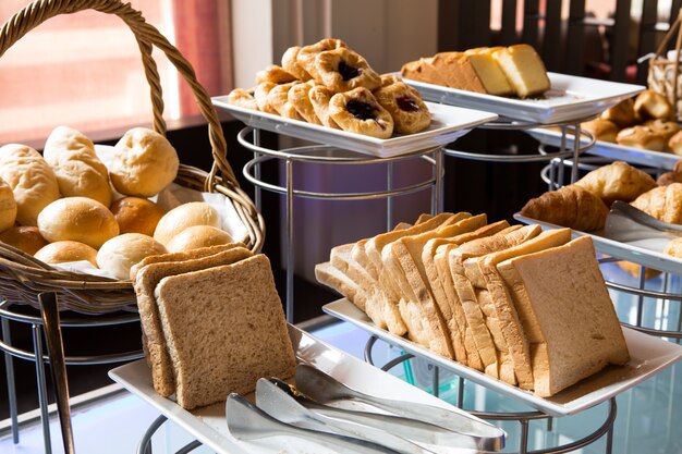 Sortiment von frischem Gebäck auf dem Tisch im Buffet