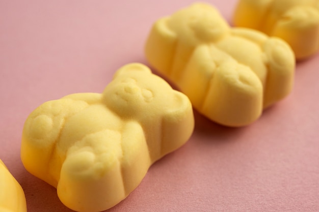 Kostenloses Foto sortiment von gummibärchen süßigkeiten