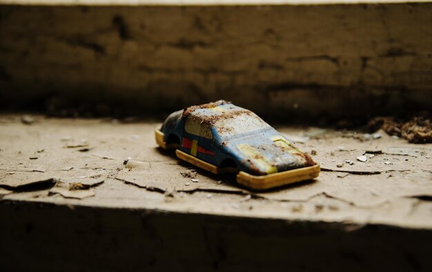 Sowjetisches Spielzeug eines rostigen Autos im Bereich der Atomkatastrophe von Tschernobyl