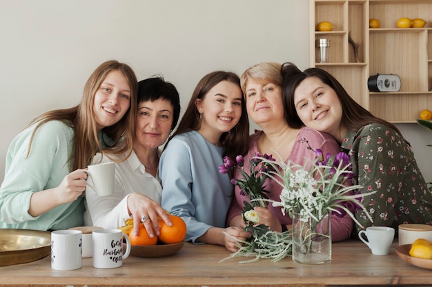 Kostenloses Foto soziale weibliche versammlung, die sich umarmt