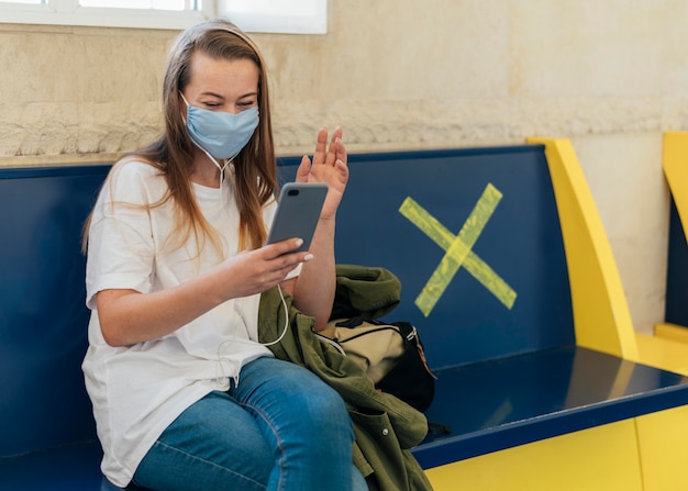 Kostenloses Foto soziales distanzierungskonzept in öffentlichen bereichen