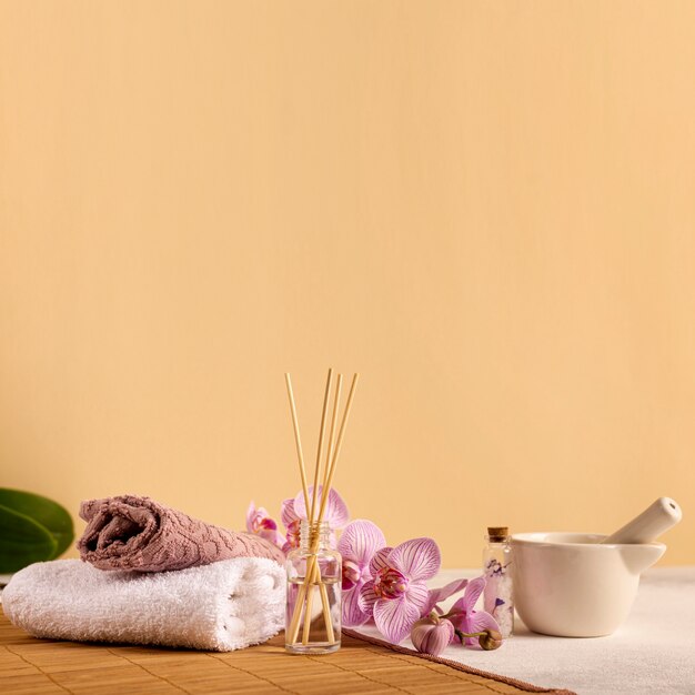 Spa-Arrangement mit Handtüchern und Blumen