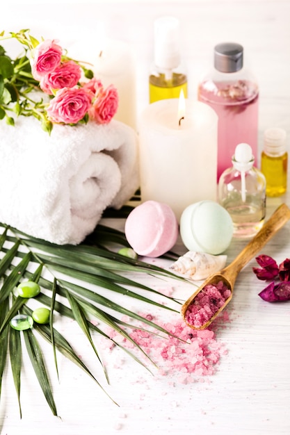 Spa-Einstellung mit rosa Rosen und Aromaöl, Vintage-Stil