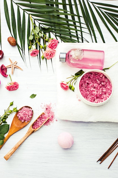 Kostenloses Foto spa-einstellung mit rosa rosen und aromaöl, vintage-stil
