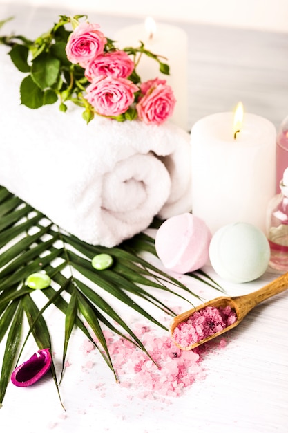 Kostenloses Foto spa-einstellung mit rosa rosen und aromaöl, vintage-stil