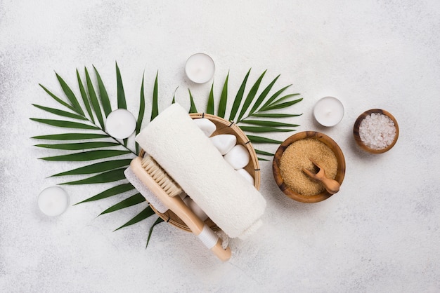 Spa-Handtuch mit Pinsel und Salz auf dem Tisch