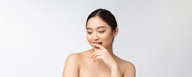 Spa Hautpflege Schönheit Asiatische Frau Trocknen der Haare nach der Duschbehandlung Schönes gemischtrassiges junges Mädchen, das weiche Haut berührt
