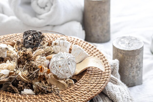 Spa-Komposition mit getrockneten Blumenkerzen und Handtüchern