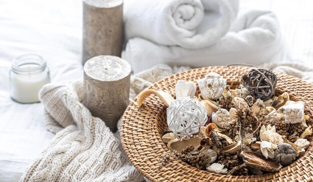 Spa-Komposition mit getrockneten Blumenkerzen und Handtüchern