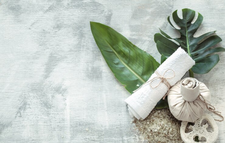 Kostenlose Foto spa-komposition mit körperpflegeprodukten an einer hellen wand.