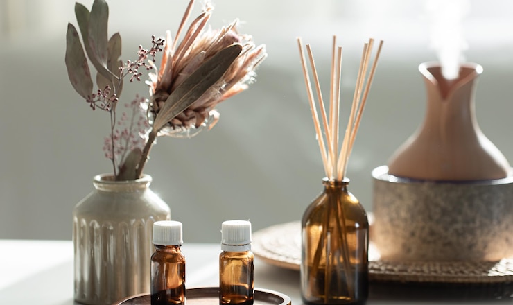 Kostenlose Foto spa-komposition mit weihrauchstäbchen, luftbefeuchter und aromaölen