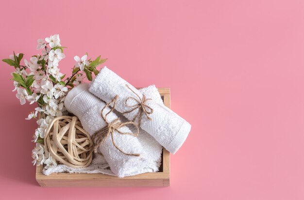 Spa Stillleben auf rosa Hintergrund mit Frühlingsblumen