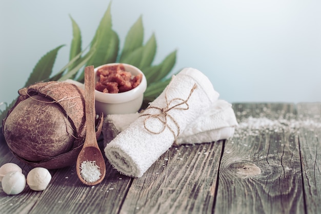 Spa- und Wellnessbereich mit Blumen und Handtüchern. Helle Komposition mit tropischen Blumen. Dayspa Naturprodukte mit Kokosnuss