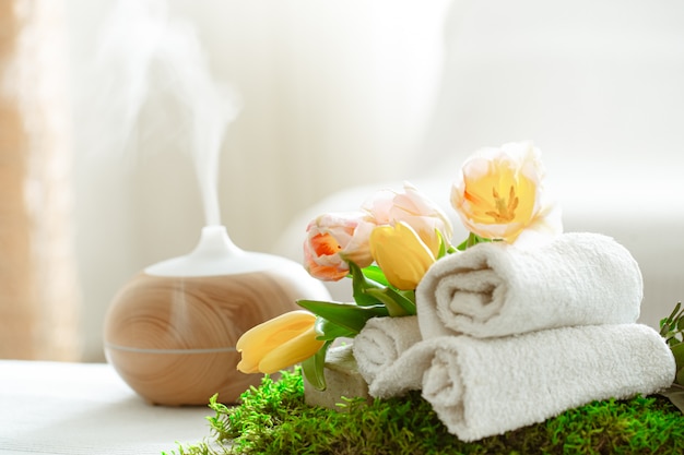 Spa-Zusammensetzung mit Aromatherapie und Körperpflegeprodukten.