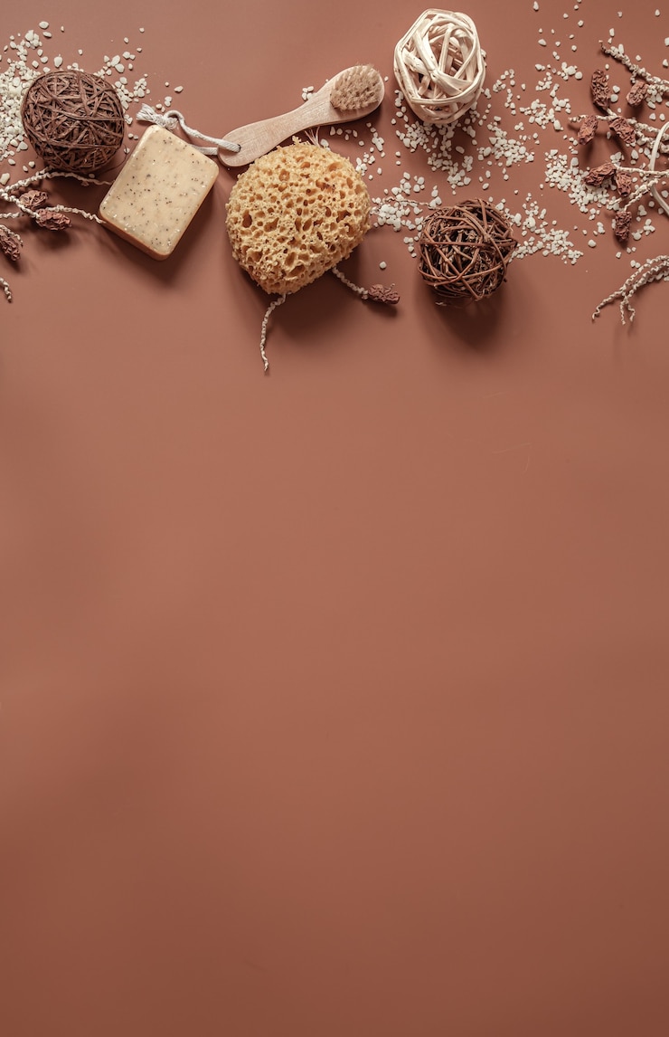 Kostenlose Foto spa-zusammensetzung mit verstreutem meersalz und hautpflegeprodukten kopieren platz.