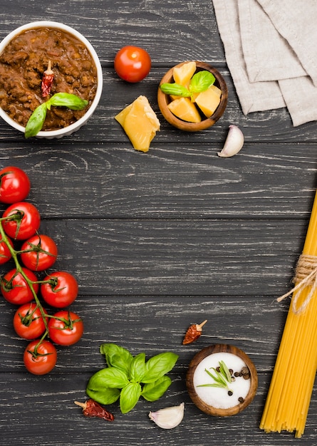 Kostenloses Foto spaghetii bolognese zutaten auf dem schreibtisch