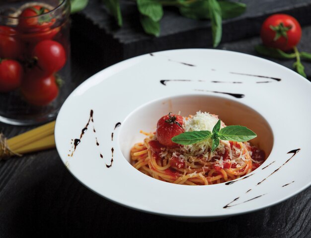 Spaghetti in Bolognese-Sauce und mit Parmesan