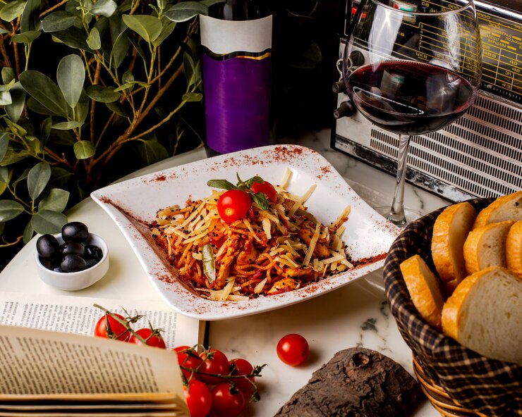 Kostenlose Foto spaghetti in tomatensauce mit paprika und hühnchen