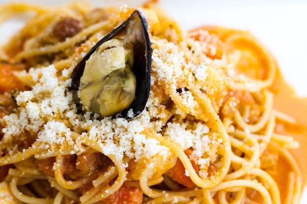 Spaghetti marina serviert mit meeresfrüchte-pomodoro-sauce und gemüse mischen.