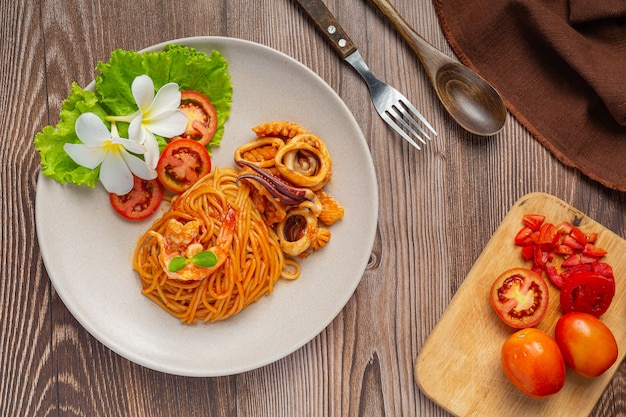 Spaghetti Meeresfrüchte mit Tomatensauce Mit schönen Zutaten dekoriert.