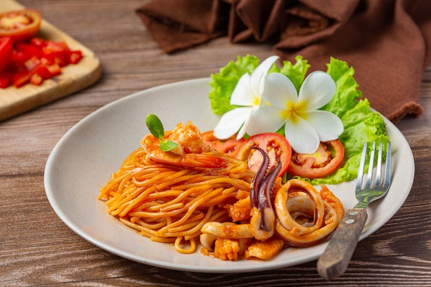 Spaghetti Meeresfrüchte mit Tomatensauce Mit schönen Zutaten dekoriert.