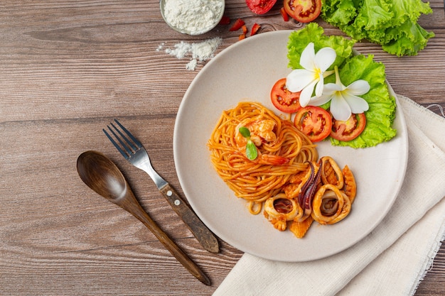 Spaghetti Meeresfrüchte mit Tomatensauce Mit schönen Zutaten dekoriert.