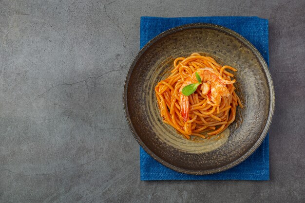 Spaghetti Meeresfrüchte mit Tomatensauce Mit schönen Zutaten dekoriert.