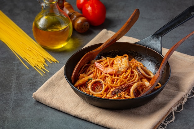 Spaghetti Meeresfrüchte mit Tomatensauce Mit schönen Zutaten dekoriert.