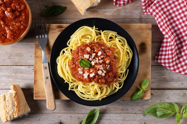 Spaghetti mit Bolognese-Sauce auf Holztisch xA