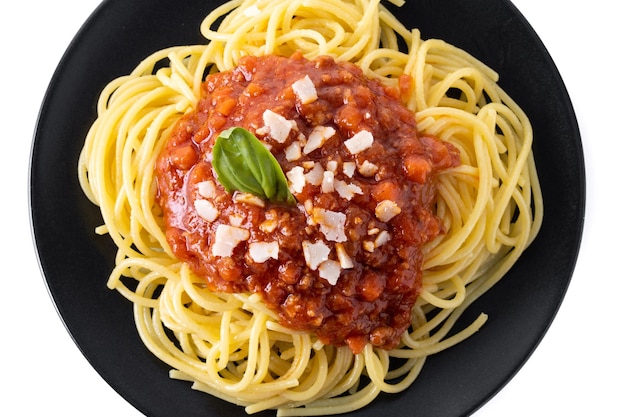 Kostenloses Foto spaghetti mit bolognese-sauce isoliert auf weißem hintergrund