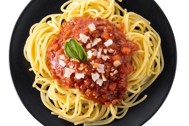 Spaghetti mit Bolognese-Sauce isoliert auf weißem Hintergrund