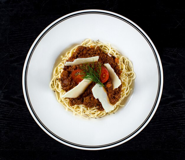 Spaghetti mit Fleischsoße und Parmesan