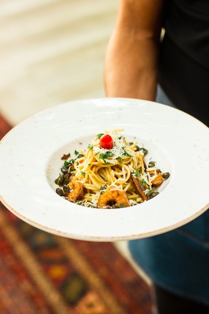 Spaghetti mit Garnelen und geriebenem Parmesan