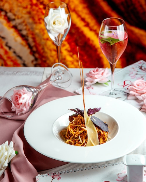 Spaghetti mit gefülltem Fleisch in Sauce und Parmesan