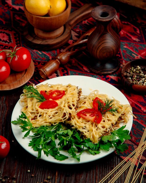Spaghetti mit gefülltem Fleisch in Sauce und Tomaten mit Kräutern
