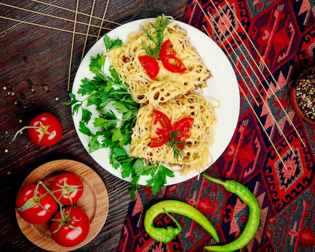 Spaghetti mit gefülltem Fleisch in Sauce