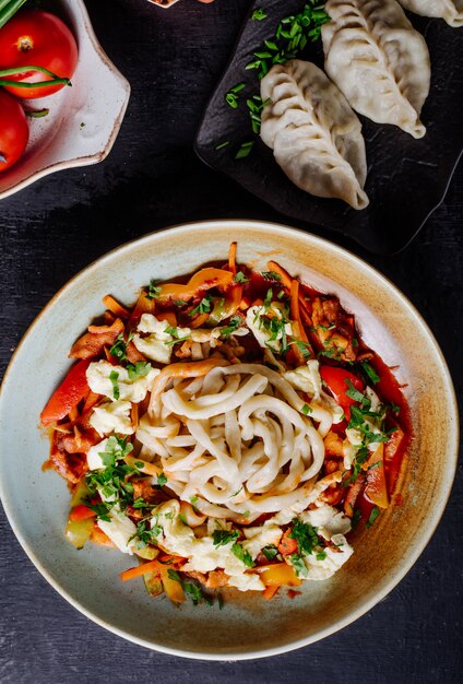 Spaghetti mit gegrilltem Gemüse und Käse.