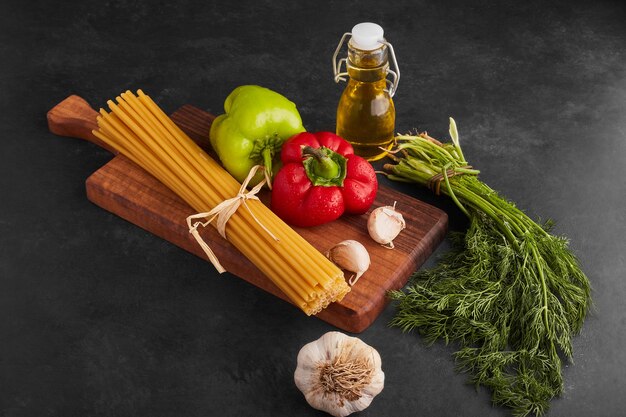 Spaghetti mit Gemüse herum.